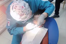 带着宝宝看牙医堵牙 勇敢又不乱动👍小朋友们要好好保护牙齿啊