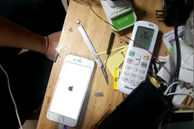 苹果6手机摔了一下不开机，找青哥看看什么问题，一拆开看小问题