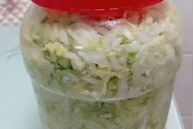 在家自制酸菜只需一个大瓶子。做法简单，20天就能吃。@伍六一。视频封面