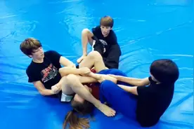 3女VS3男柔术少年实战训练，场面一度混乱，教练都看不下去了视频封面