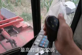 农村小伙带你们看玉米收割机驾驶室具体操作，特别简单视频封面