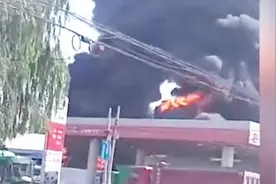 突发!陕西咸阳一加油站旁起火 消防：实为附近仓库火已扑灭无伤亡视频封面