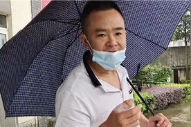 小伙伤心欲绝的离开自己喜欢的工作岗位，手指头感染了“甲沟炎”视频封面