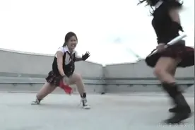 双节棍PK大砍刀！日本女子高中天台格斗，看完中二病都犯了视频封面