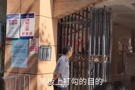 实拍九江市浔阳区外国语实验小学，小升初考试，校外等候着的家长视频封面