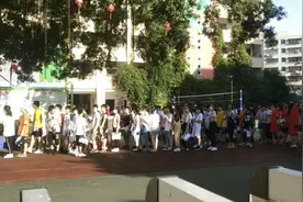 实拍海口某小学六年级小考热闹场面