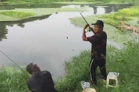 河南农村叔侄俩一起钓鱼，钓了4个小时 二人发生了争执，到底咋了视频封面