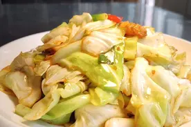 厨师长教你炒包菜的家常做法，步骤详细，清脆爽口，好吃又下饭视频封面