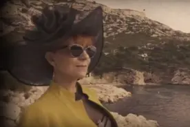 美女模特山崖海边时装写真，黑白老电影特效的怀旧主题视频封面