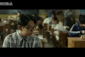 老师好:拥有专属位置，做在讲桌旁边，这是学生时期的你吗？