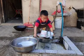 今天放假，5岁儿子主动帮妈妈分担家务，洗碗扫地啥活都会干