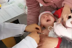 带大家看看两个月的小宝打防疫针的样子，针头一插入立马哇哇大哭