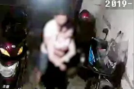 女子醉倒家门口 被陌生男子拖到竹林  监控拍下嫌疑人视频封面