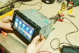 车载导航显示器像这样接起来就是一台迷你电视机还能接监控。