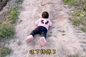 宝宝高兴的去田野散步，结果连摔两跤，不但没哭还咯咯笑