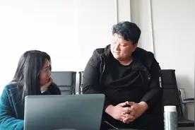 老板电脑密码是你生日啊，女职员反应太逗了视频封面