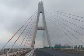 解放前叫“老爷”“东家”，解放后叫“地主”。