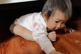 小肉肉穿着尿不湿钻床底真是笑死我了，给玩香香居然能够拧开了视频封面