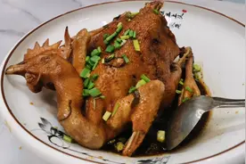 小伍哥今天推荐，红酒焖老母鸡。味道太好，值得一试