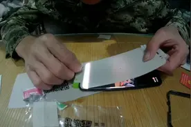 网购水凝小帅教你如何贴，有了贴膜神器更简单还不会有气泡。