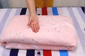 才知道夏凉被这样叠才正确，简单两步变抱枕，轻松收纳不占地儿视频封面