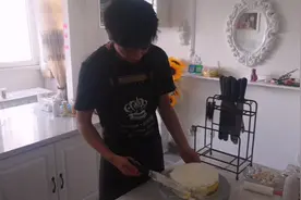 好朋友过生日，小陈亲手做蛋糕送温暖