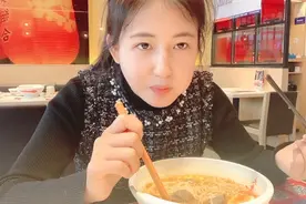 女孩一个人去商场吃饭，有一点点小尴尬，你会不会觉得尴尬？