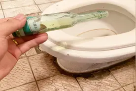 马桶里倒入花露水，很多人不清楚有啥用，作用厉害了视频封面