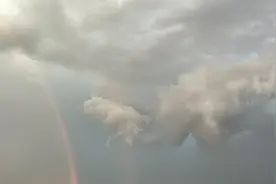 傍晚时分，大洼一阵急雨过后天空映射出现半轮彩虹和奇异浮云。视频封面