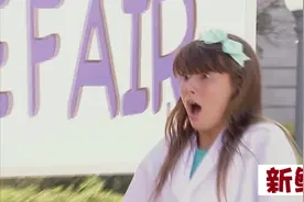 街头恶搞：机器人的恶作剧 看见蟑螂怎么办