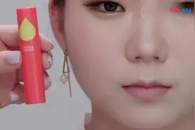 谁说樱桃小嘴可以省口红的，这妹子一点都不省啊，涂口红好繁琐！