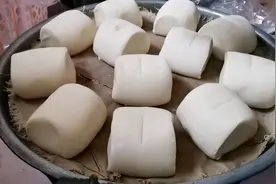 北方农村蒸馒头有多实在？全小麦面粉有嚼劲，看看小伙简单做法！视频封面