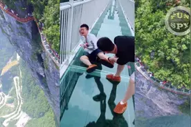 外国网友看玻璃栈道碎裂特效 老外：看得我都快吓尿了视频封面