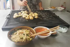云南人都喜欢吃的石屏豆腐，小伙第一次尝试，很好吃也好玩！视频封面