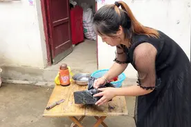 农村姑娘打工第三个月，给父母买的啥礼物？父母不愿意了