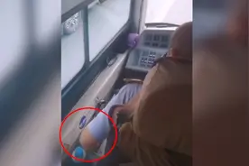西安一公交车司机边玩手游边开车，车管队长：司机已被停工视频封面