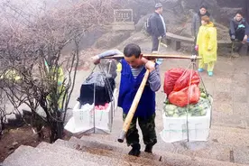 黄山挑夫上山一趟要4个小时，景区内有缆车却不用，这是为什么？视频封面