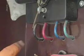 朝阳某小区一天停电四五次，居民家中冰箱、热水器电路板全烧了！视频封面