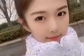 还是选择第一个吧，第二个注定是你养不起的女人。