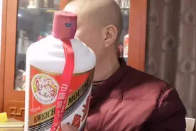 爱喝酒的陈校长2012年一千六购进1升装茅台酒现在一瓶卖一万八视频封面