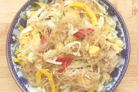 卷心菜炒粉丝，做法简单，上桌就被抢光了，一家老小都爱吃！