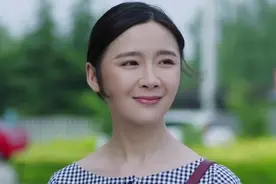 男子捡到公文包，在医院傻傻等待失主，失主拿钱感谢男子却拒绝收视频封面