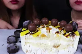 两美女吃巧克力黄桃蛋糕，细腻柔软的奶油和香醇巧克力，绝配视频封面