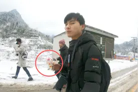 贵州下大雪到处封路，90后农村小伙，徒步60多公里盘山公路回家视频封面