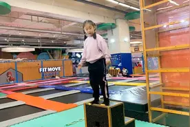 挑战又来啦！桐桐这次和姑姑来挑战超大蹦蹦床，好多种花样儿！