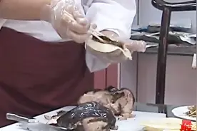 北京天福号酱肘子如何吃才正宗？大厨：下刀有讲究，不能瞎切