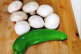 蘑菇和青椒最好吃的家庭做法，营养又美味，多吃两碗饭。视频封面