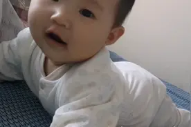 记录6个月宝贝日常，今天练习撅屁股，为满地爬打基础视频封面