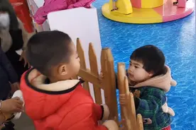 孩子不让别人进去，不敢玩滑梯的男孩，宝妈爷爷陪着玩，宝爸呢？视频封面