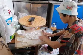 天气不好适合包饺子，婆婆在家包水饺，山东家常睡觉的做法视频封面